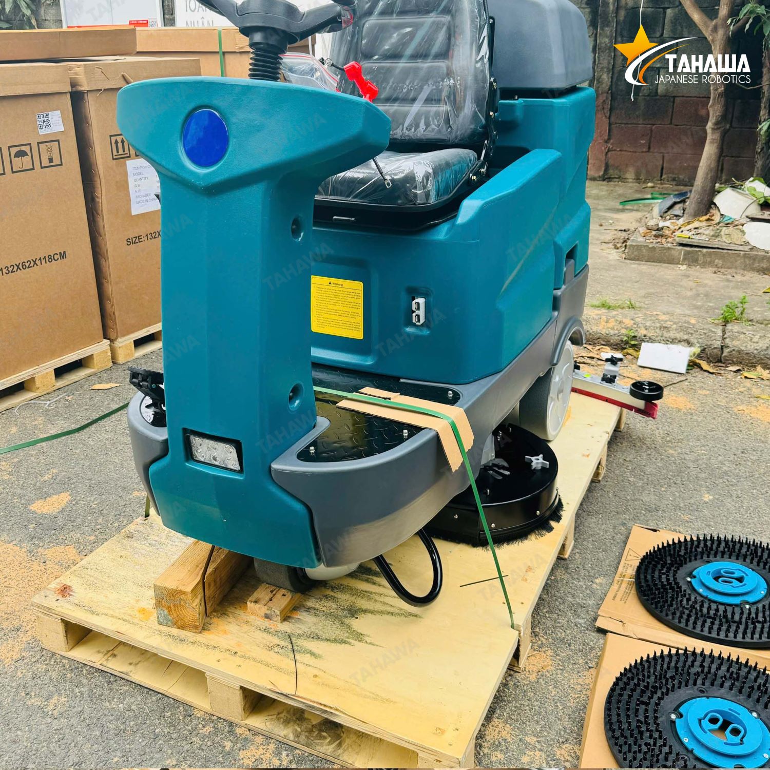 Máy chà sàn ngồi lái của Nhật Tahawa KF150 dùng bình Máy chà sàn ngồi lái của Nhật Tahawa KF150 dùng bình