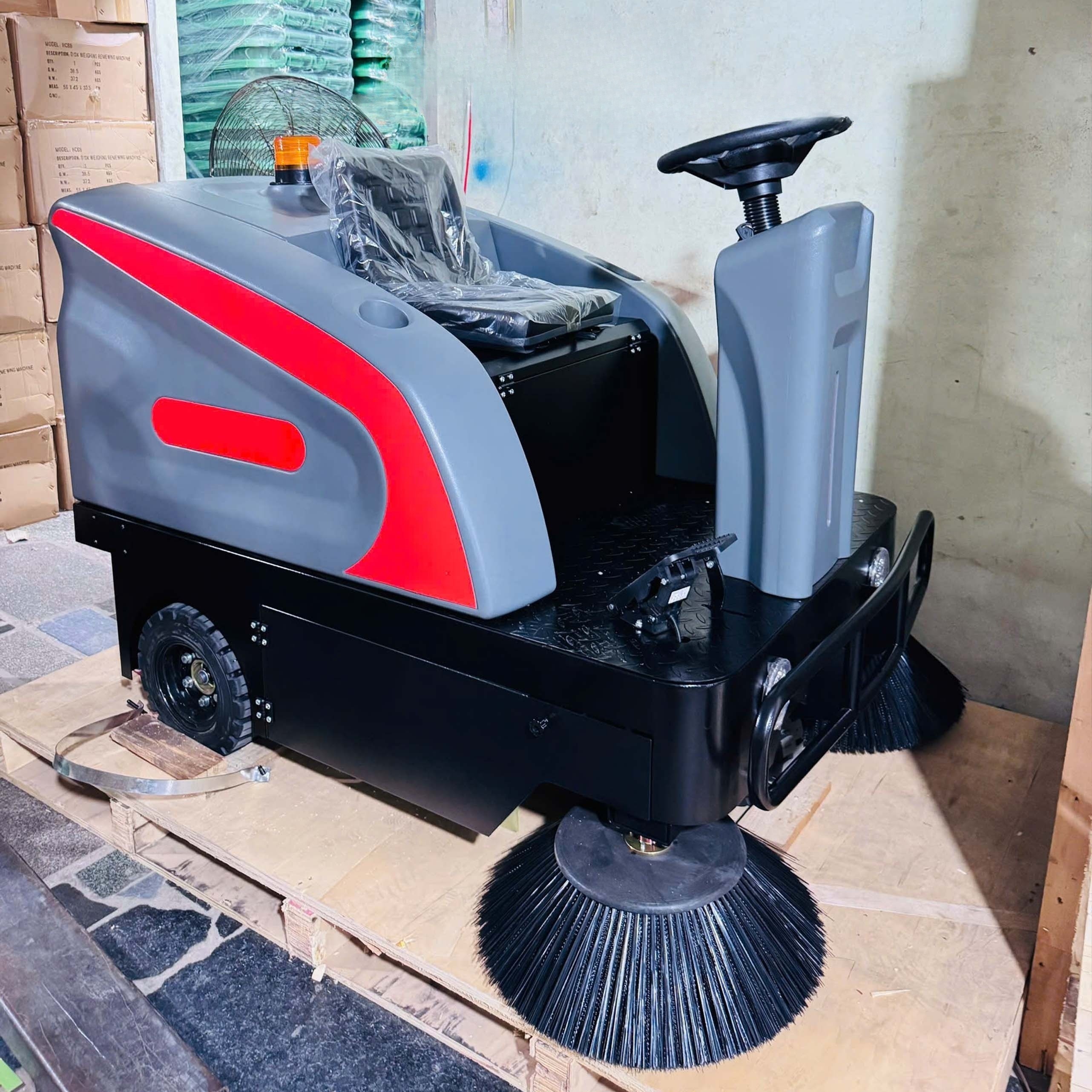 Xe quét rác ngồi lái TAHAWA KF138 dùng bình Xe quét rác ngồi lái TAHAWA KF138 dùng bình