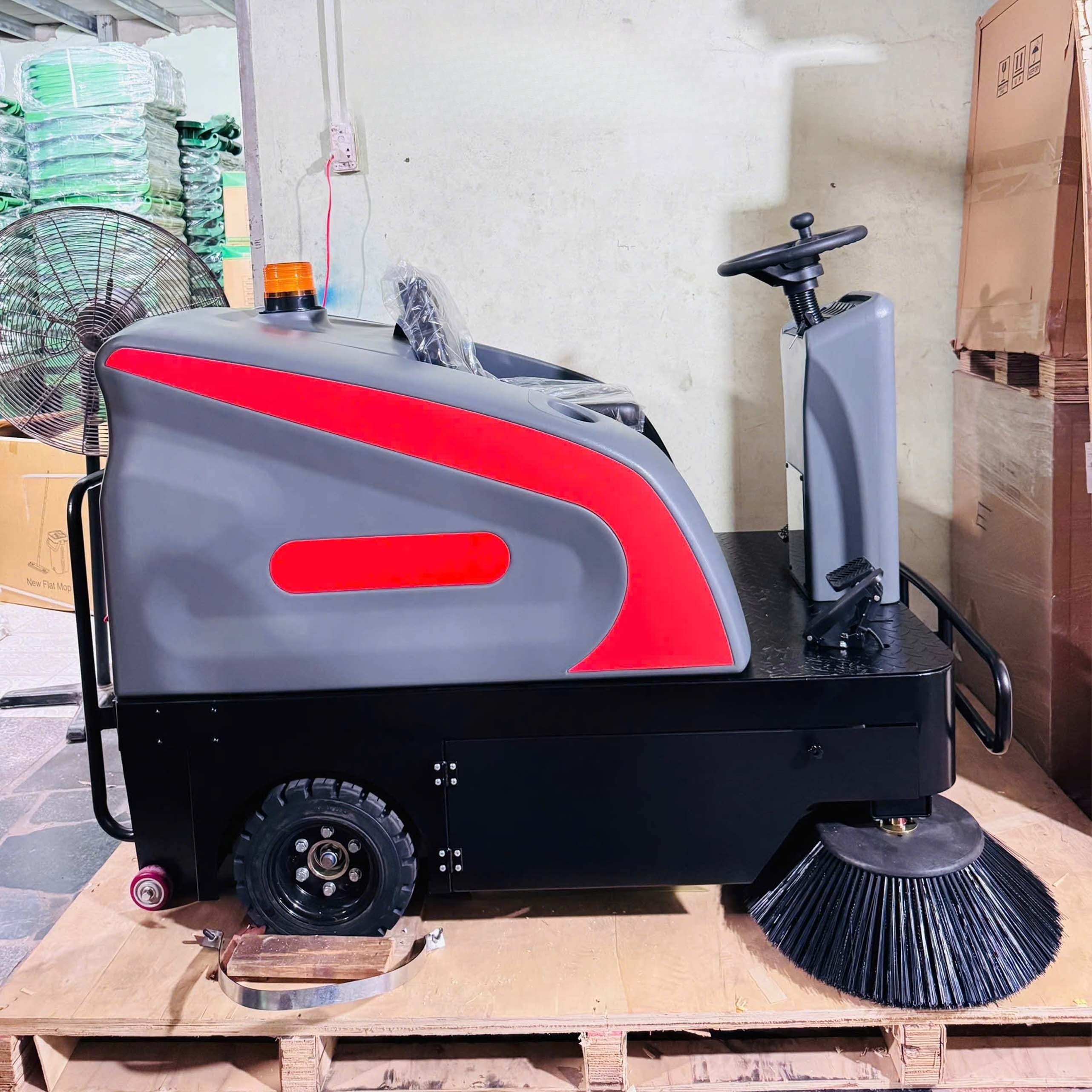 Xe quét rác ngồi lái TAHAWA KF138 dùng bình Xe quét rác ngồi lái TAHAWA KF138 dùng bình