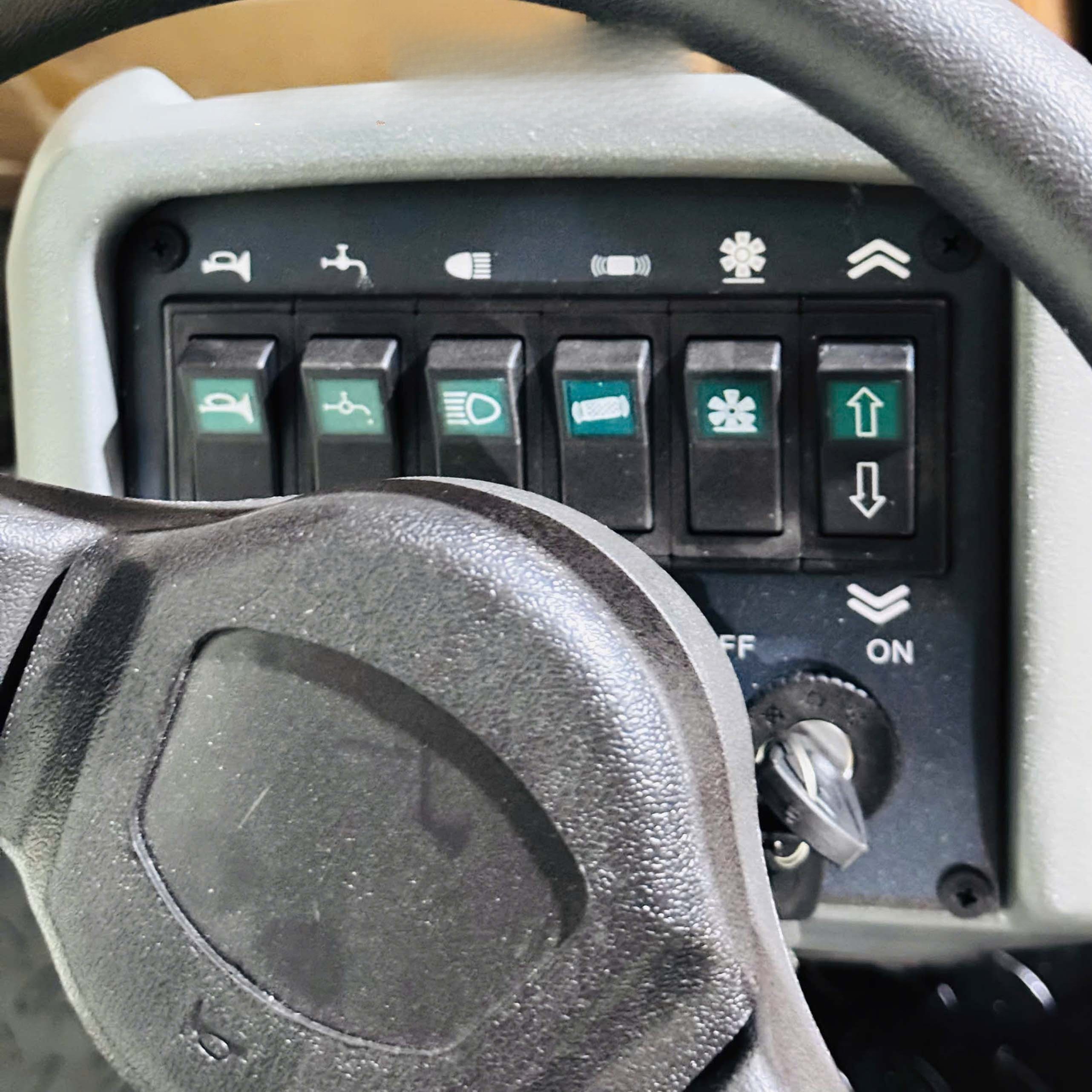 Xe quét rác ngồi lái TAHAWA KF138 dùng bình Xe quét rác ngồi lái TAHAWA KF138 dùng bình