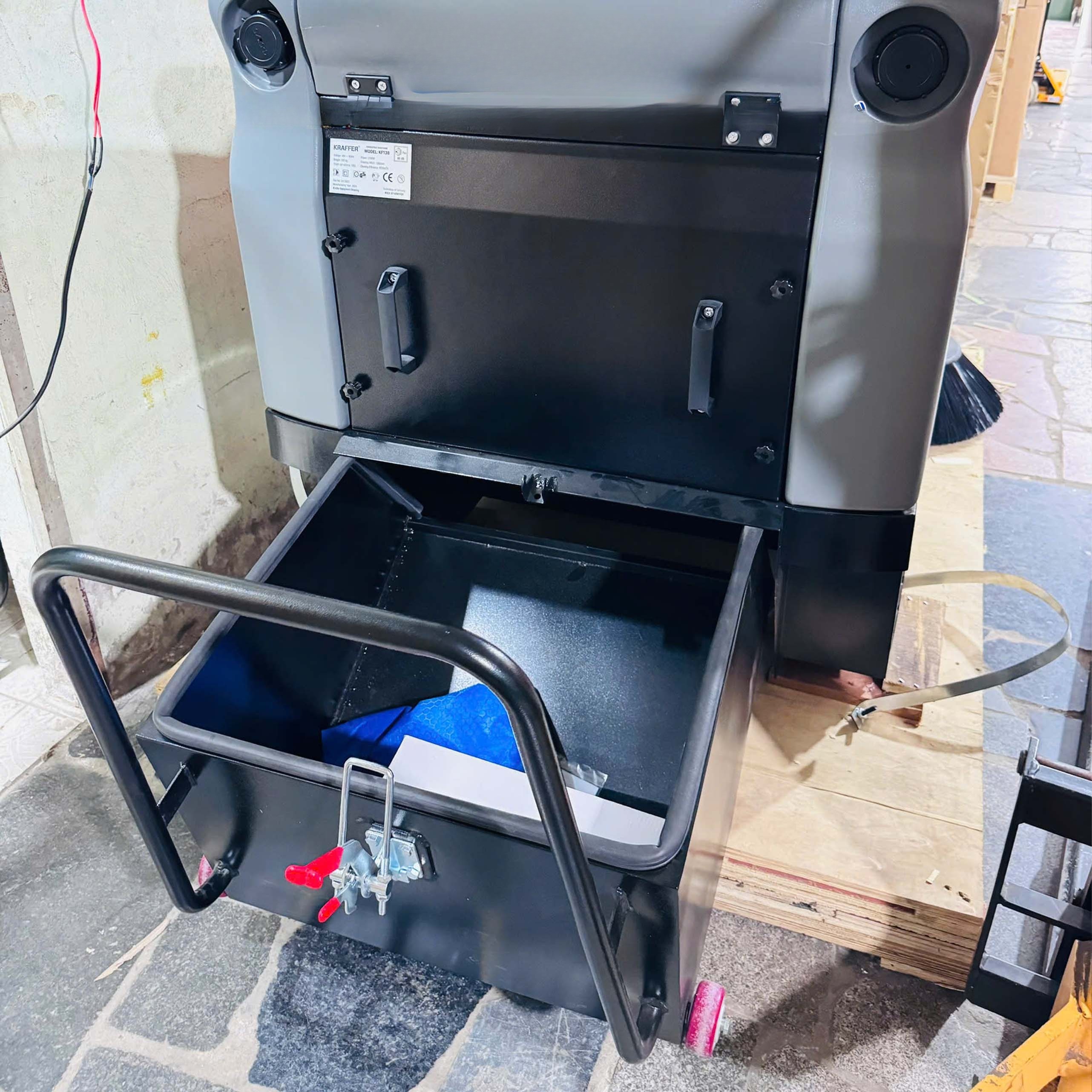 Xe quét rác ngồi lái TAHAWA KF138 dùng bình Xe quét rác ngồi lái TAHAWA KF138 dùng bình