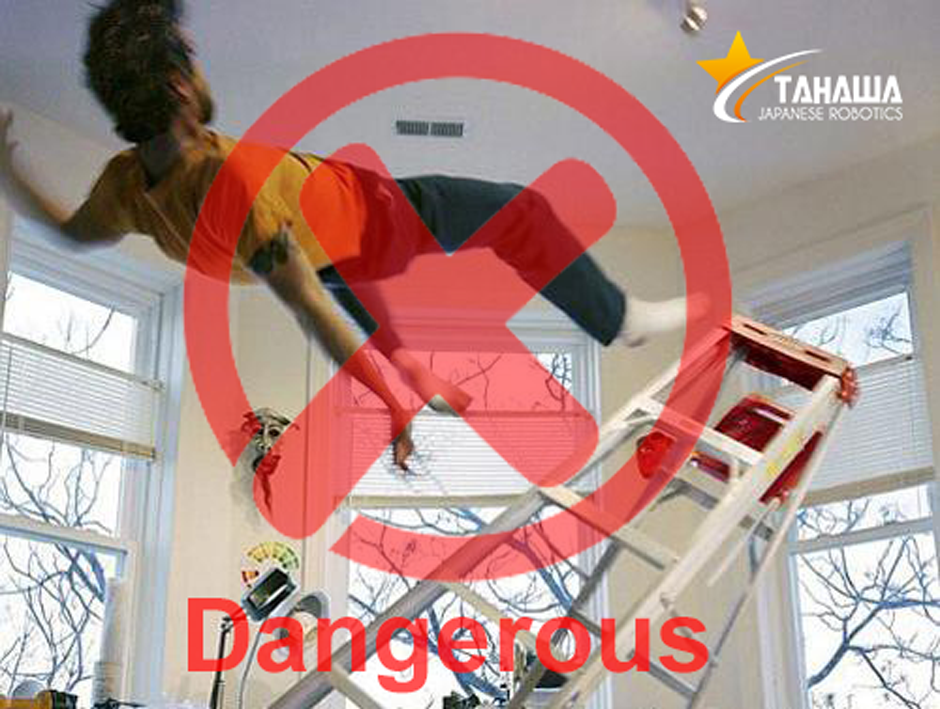 nguy hiểm khi lau cửa kính bằng phương pháp truyền thống nguy hiểm khi lau cửa kính bằng phương pháp truyền thống