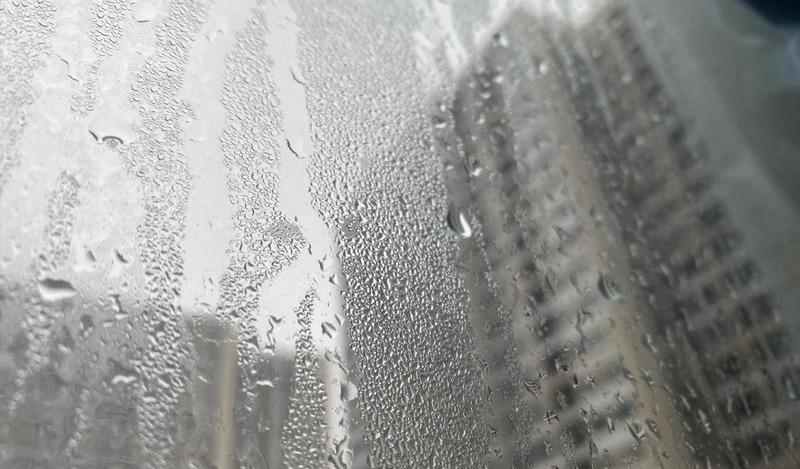 Nồm ẩm tạo thành một lớp nước mỏng trên bề mặt kính Nồm Ẩm Là Gì? Nguyên Nhân, Tác Hại Và 8 Cách Chống Nồm Hiệu Quả Nhất 2025