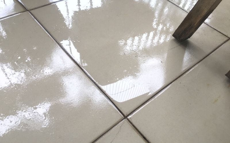 Nồm ẩm khiến đọng nước trên sàn nhà ở miền Bắc Việt Nam Nồm Ẩm Là Gì? Nguyên Nhân, Tác Hại Và 8 Cách Chống Nồm Hiệu Quả Nhất 2025