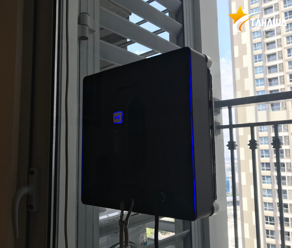 Robot lau kính Tahawa Nhật Bản TH-09GL sau khi đã khởi động và gắn vào kính Robot lau kính Tahawa Nhật Bản TH-09GL sau khi đã khởi động và gắn vào kính