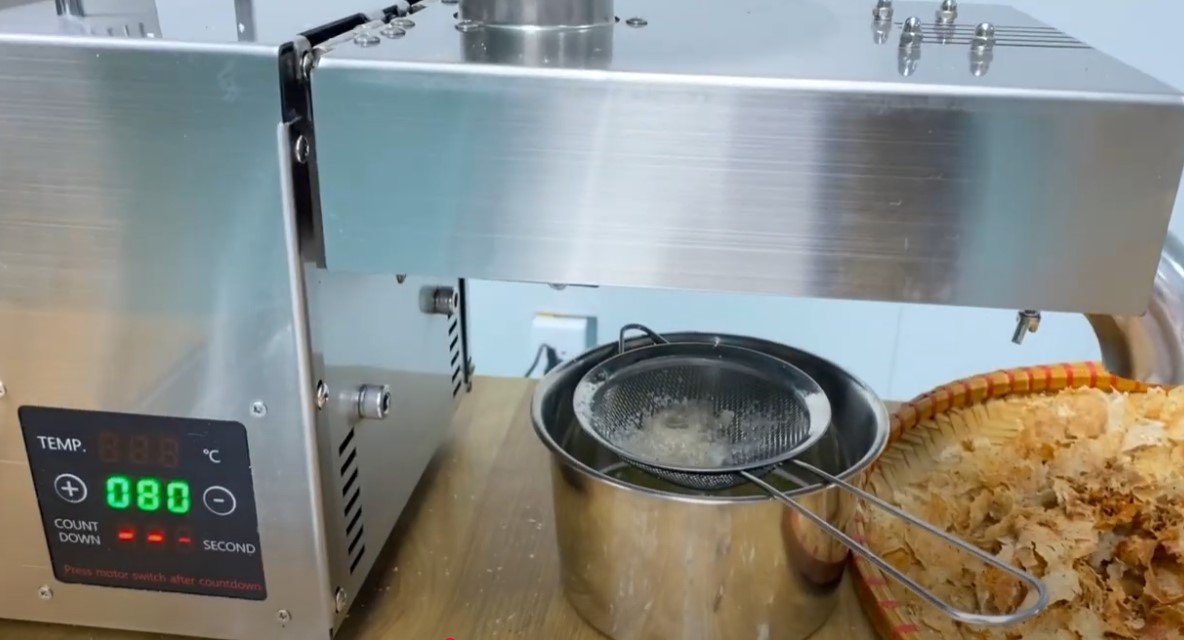 Máy Ép Dầu Dừa: Giải Pháp Tối Ưu Cho Sản Xuất Dầu Nguyên Chất