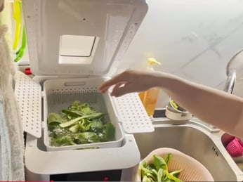 Rau cải có nhiều khe lá nên được sơ chế như thế nào trước khi khử khuẩn?