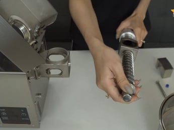 Khi nào cần thay trục vít máy ép dầu? Dấu hiệu nhận biết và cách kéo dài tuổi thọ