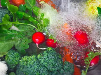 So sánh Công Nghệ Ozone và Hydroxyl Trong Khử Khuẩn Thực Phẩm: Công Nghệ Nào An Toàn Hơn?