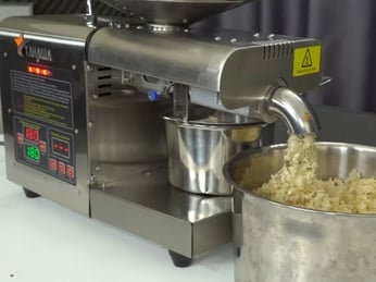 Cách làm dầu mè tại nhà đơn giản, nhanh chóng bằng máy ép dầu