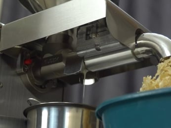 Vì sao khe thoát dầu trên máy ép dầu dễ bị bám cặn?