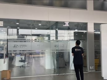 Giải pháp robot lau kính chuyên nghiệp giúp nâng tầm diện mạo showroom hiện đại