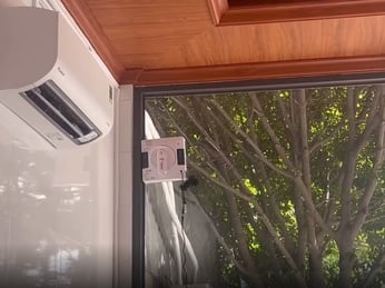 Chủ quán cafe có nên đầu tư robot lau kính?