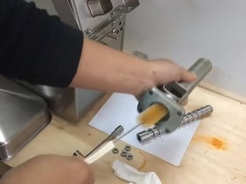 Vệ sinh máy ép dầu đúng cách: Hướng dẫn làm sạch và bảo quản máy bền lâu