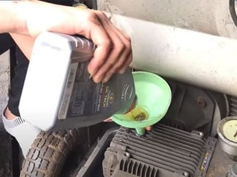 Bao Lâu Cần Thay Dầu Nhớt Cho Máy Rửa Xe Cao Áp?