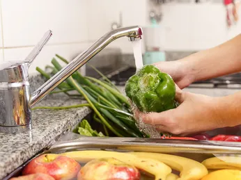 Nước rửa rau củ có thực sự hiệu quả không? Hướng dẫn cách rửa rau củ đúng cách