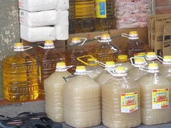 Dầu ăn công nghiệp: Thói quen và mặt trái khó lường trong căn bếp gia đình