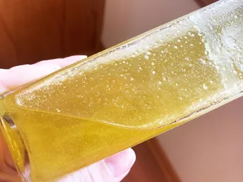 TẠI SAO DẦU ĂN LẠI BỊ ĐỤC HOẶC ĐỔI MÀU SAU KHI MỞ NẮP? NGUYÊN NHÂN VÀ CÁCH KHẮC PHỤC HIỆU QUẢ