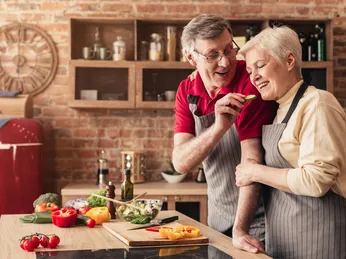 Người cao tuổi có nên dùng dầu ăn nguyên chất? Góc nhìn từ dinh dưỡng học