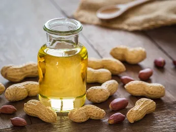 Dầu lạc có rán được không? Tác dụng của dầu lạc và liệu dầu lạc có béo không?