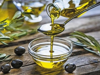 Dầu oliu bao nhiêu calo? Uống dầu oliu có béo không?