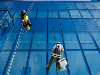 Giải pháp vệ sinh kính mặt ngoài cho nhà cao tầng năm 2026: An toàn, hiệu quả và bền vững
