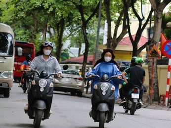 Đi xe máy điện có phải đội mũ bảo hiểm không? Quy định mới nhất