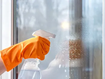 Vì Sao Kính Nhà Bạn Luôn Nhanh Bám Bụi? Cách Giữ Kính Sạch Lâu, Ít Phải Lau