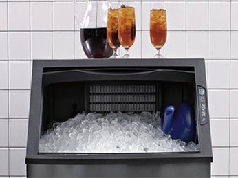 Tại Sao Quầy Bar Chuyên Nghiệp Cần Chủ Động Nguồn Đá Với Máy Làm Đá Viên?