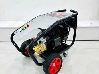 So sánh Máy rửa xe dây đai vs cao áp – loại nào bền hơn? So sánh chi tiết từ A–Z trước khi chọn mua