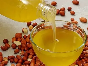 Dầu Lạc Nguyên Chất Khác Gì Với Dầu Lạc Tinh Luyện? Phân Tích Chi Tiết Từ Gốc Đến Ngọn