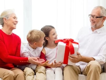 Mùa lễ Vu Lan báo hiếu nên tặng quà gì cho bố mẹ, ông bà? Gợi ý những món quà thiết thực và ý nghĩa