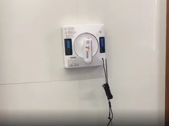 Robot lau kính có lau được tường gạch men không? Giải đáp chi tiết cho người dùng