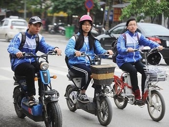 Học sinh cấp 2 có được đi xe đạp điện không? Quy định mới nhất phụ huynh cần biết