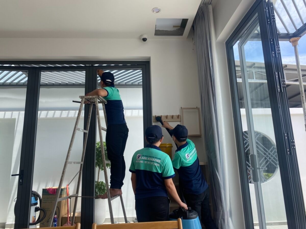 Thực trạng khó khăn khi lau kính thủ công trong gia đình 2 Thực trạng khó khăn khi lau kính thủ công trong gia đình 2