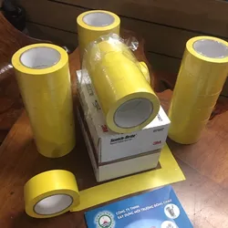 Băng keo đông châu việt nam màu vàng dán nền