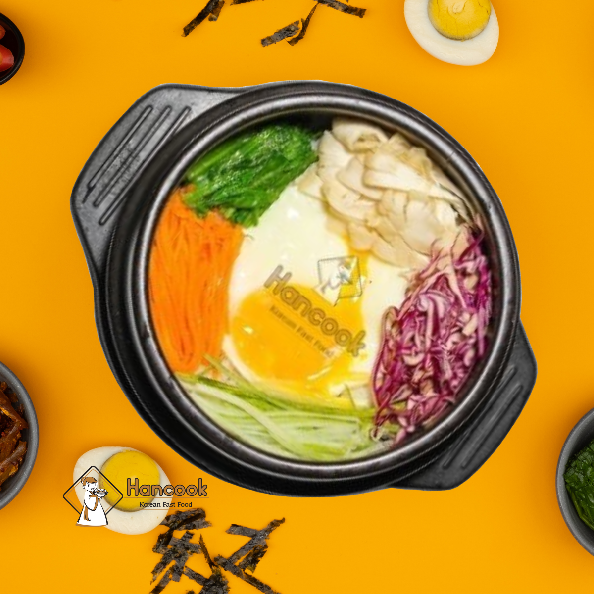 Cơm Dolsot nóng được đặt trong thố đá, tạo ra lớp cháy giòn hấp dẫn Cơm Dolsot nóng được đặt trong thố đá, tạo ra lớp cháy giòn hấp dẫn