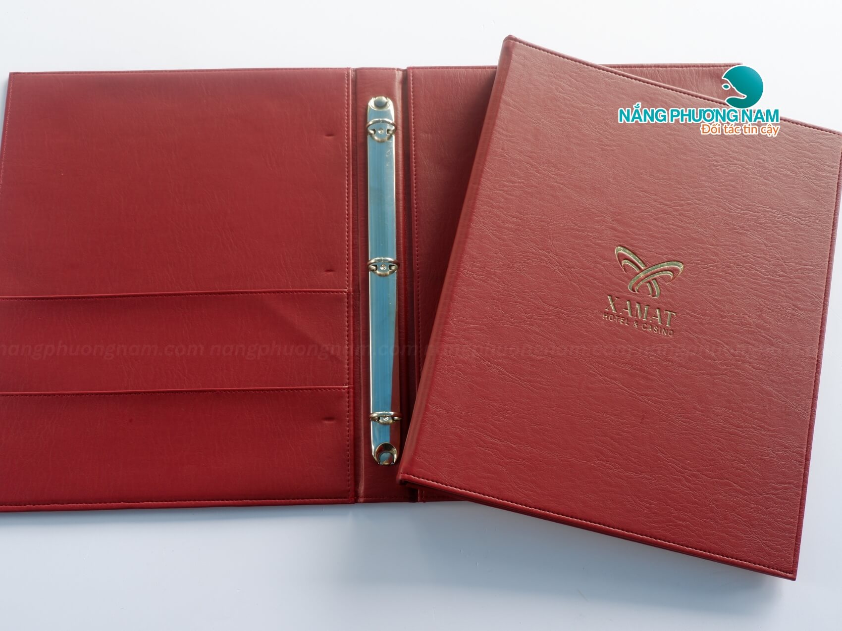 menu-da-bia-cong Mẫu menu bìa da ép kim gáy còng tiện lợi, linh hoạt trong việc thay đổi nội dung