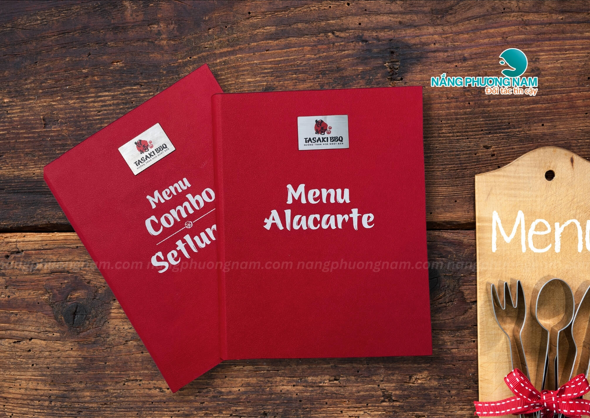 menu-bia-da-logo-inox-khac-laser-in-mau menu bìa da logo inox