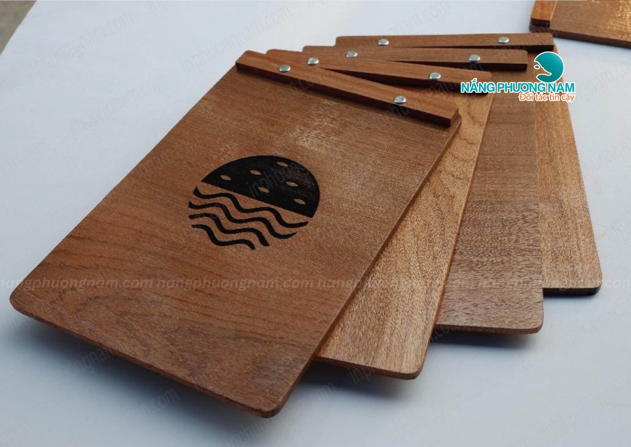 bia-go-kep-menu-cam-tay Mẫu thiết kế bìa gỗ kẹp menu