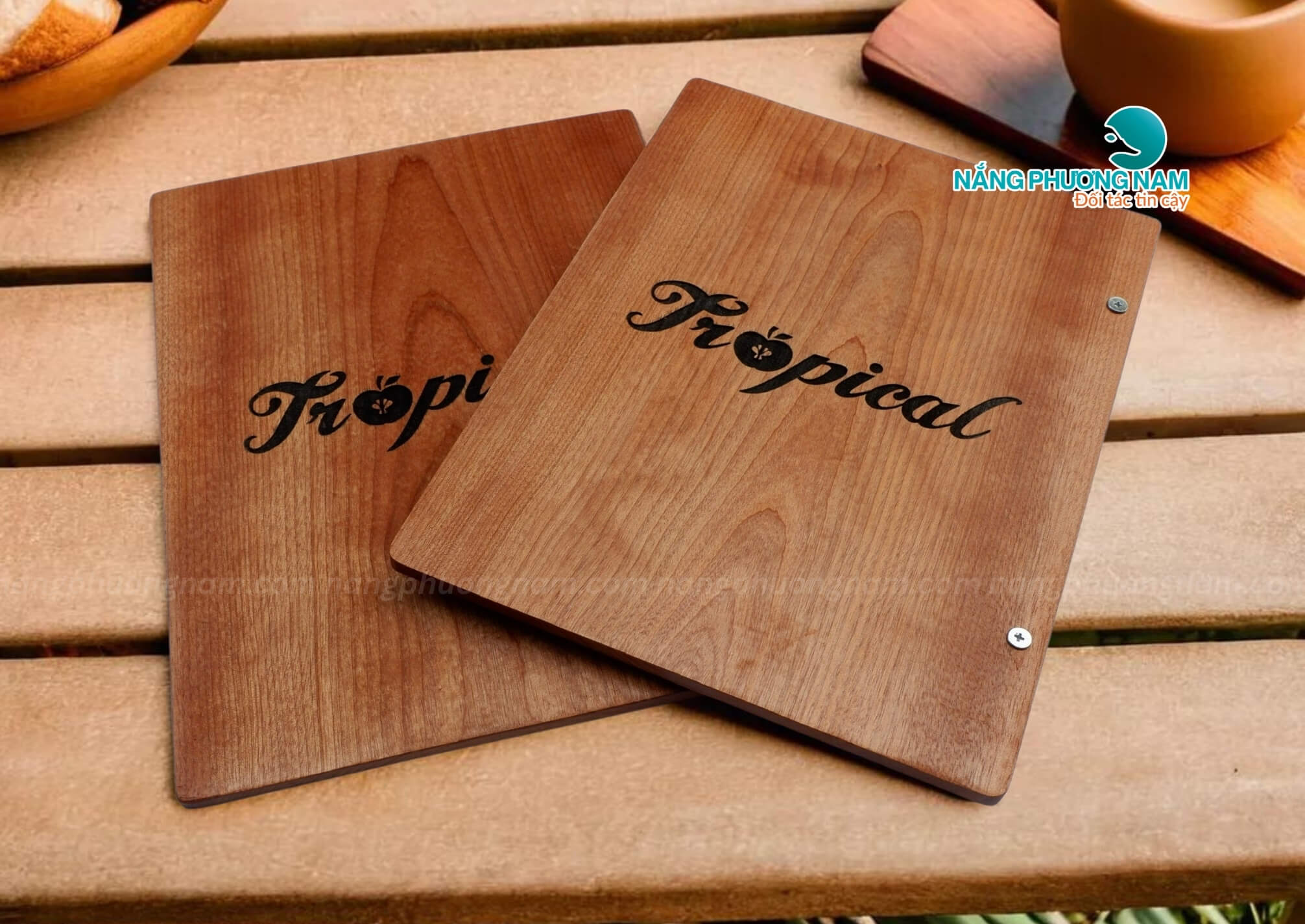 bia-go-kep-menu-cam-tay Mẫu thiết kế menu bìa gỗ cầm tay đẹp
