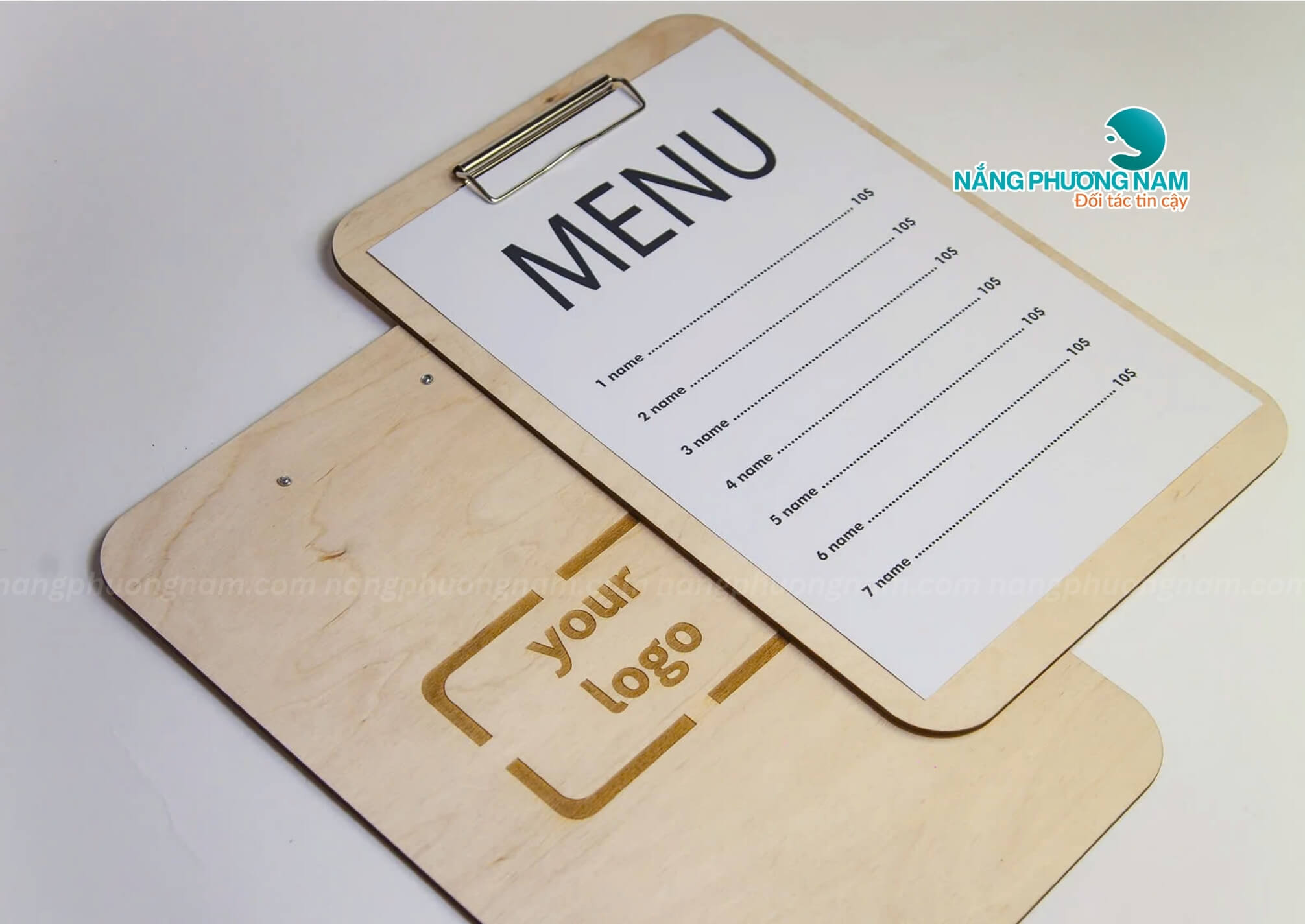 menu-bang-cam-tay Menu bìa gỗ cầm tay