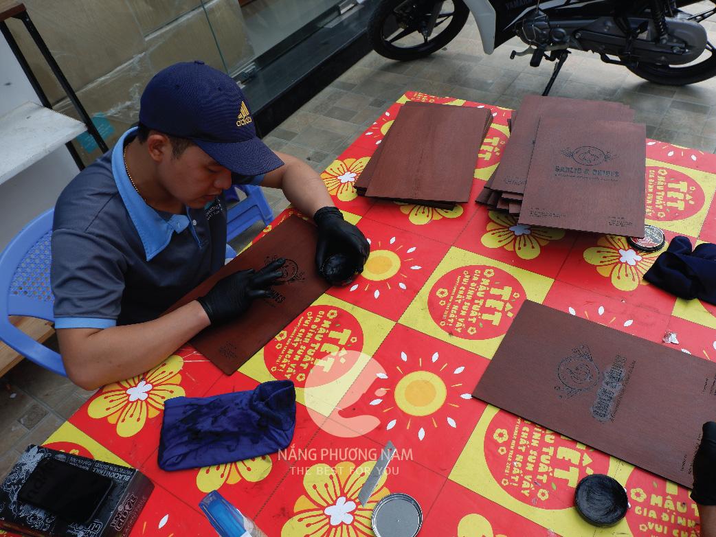 Sản xuất menu bìa gỗ Sản xuất menu bìa gỗ