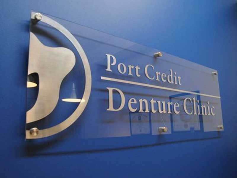 bang-hieu-cong-ty-bang-kinh-dep thông tin cần có trên bảng hiệu để thu hút sự chú ý