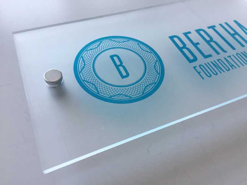 bang-hieu-cong-ty-treo-tuong bảng hiệu công ty treo tường lắp chân