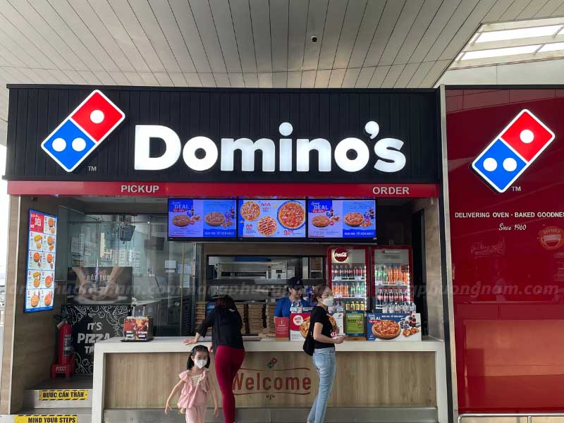 bang-hieu-hop-den-dominos Bảng hiệu Domino's tại sân bay