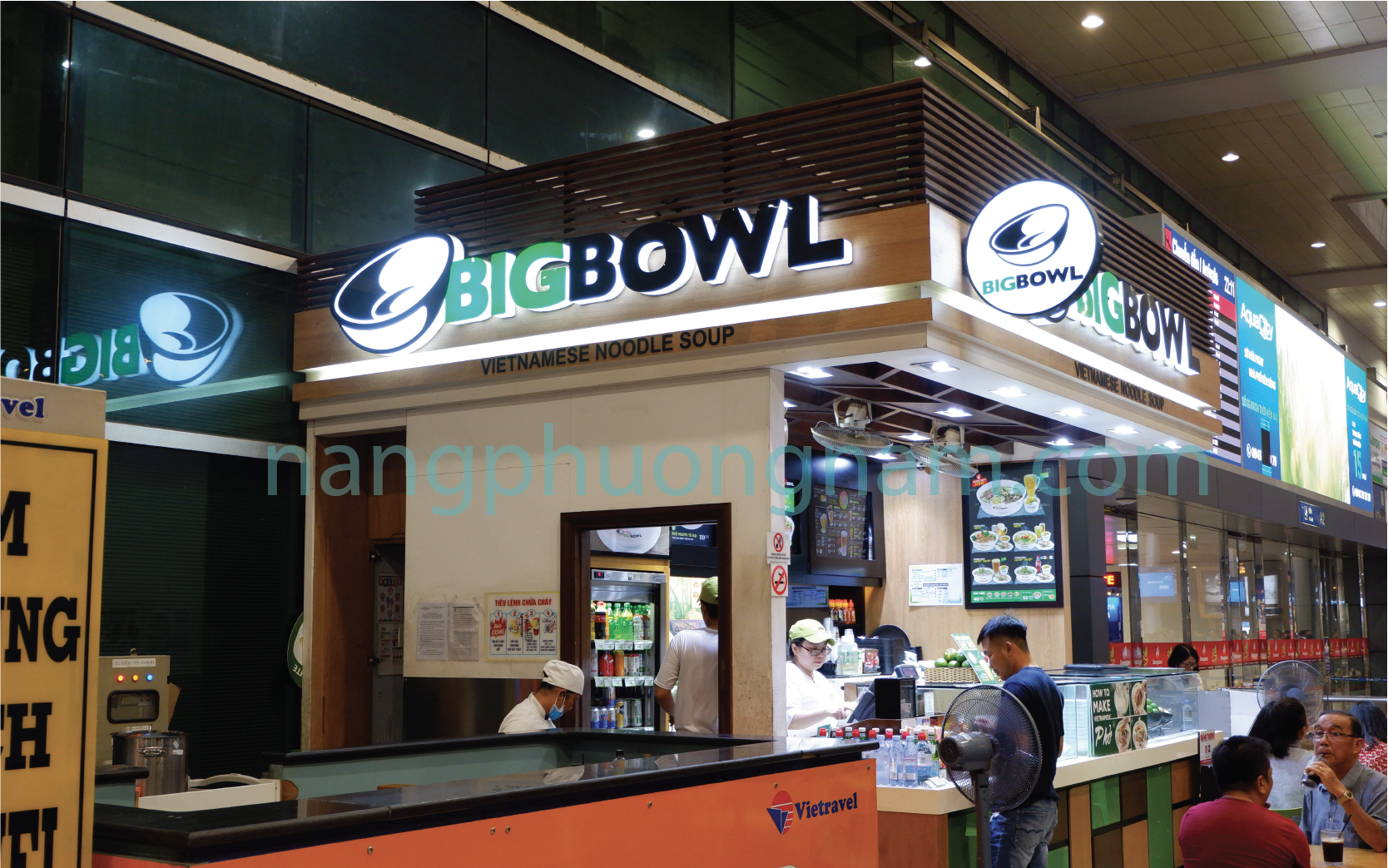 bảng hiệu hộp đền tròn ngay trước quán bảng hiệu hộp đền tròn ngay trước quán