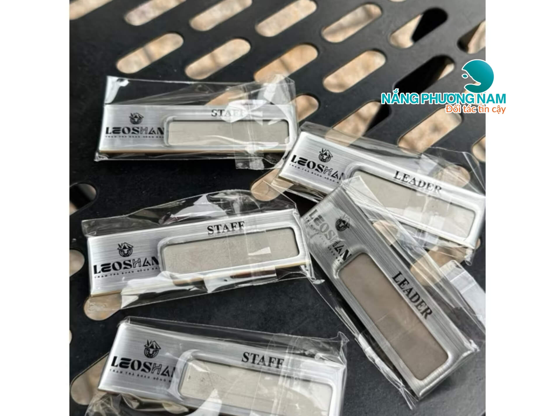 bang-ten-nhan-vien-dep Làm bảng tên nhân viên đẹp