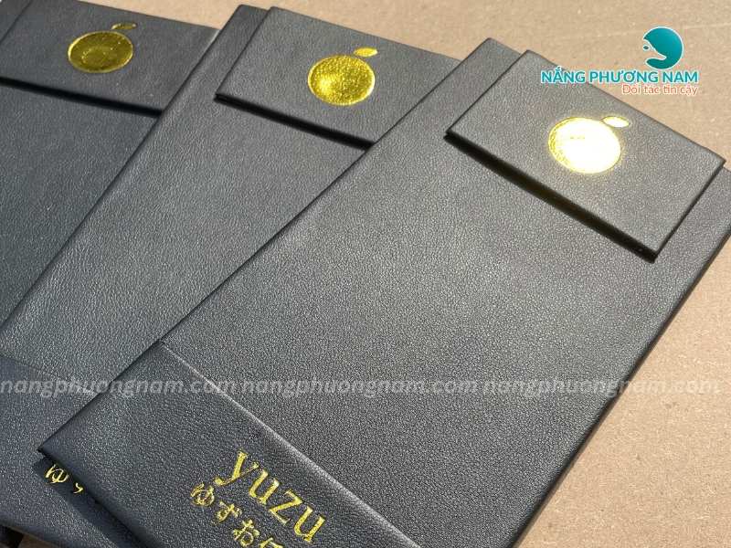 bia-da-kep-bill-tinh-tien-logo-ep-kim Bìa da kẹp bill tính tiền logo ép kim