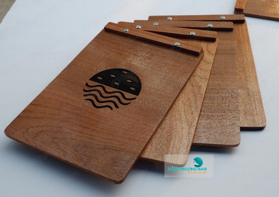 bia-go-kep-menu-cam-tay Bìa gỗ kẹp menu bền đẹp